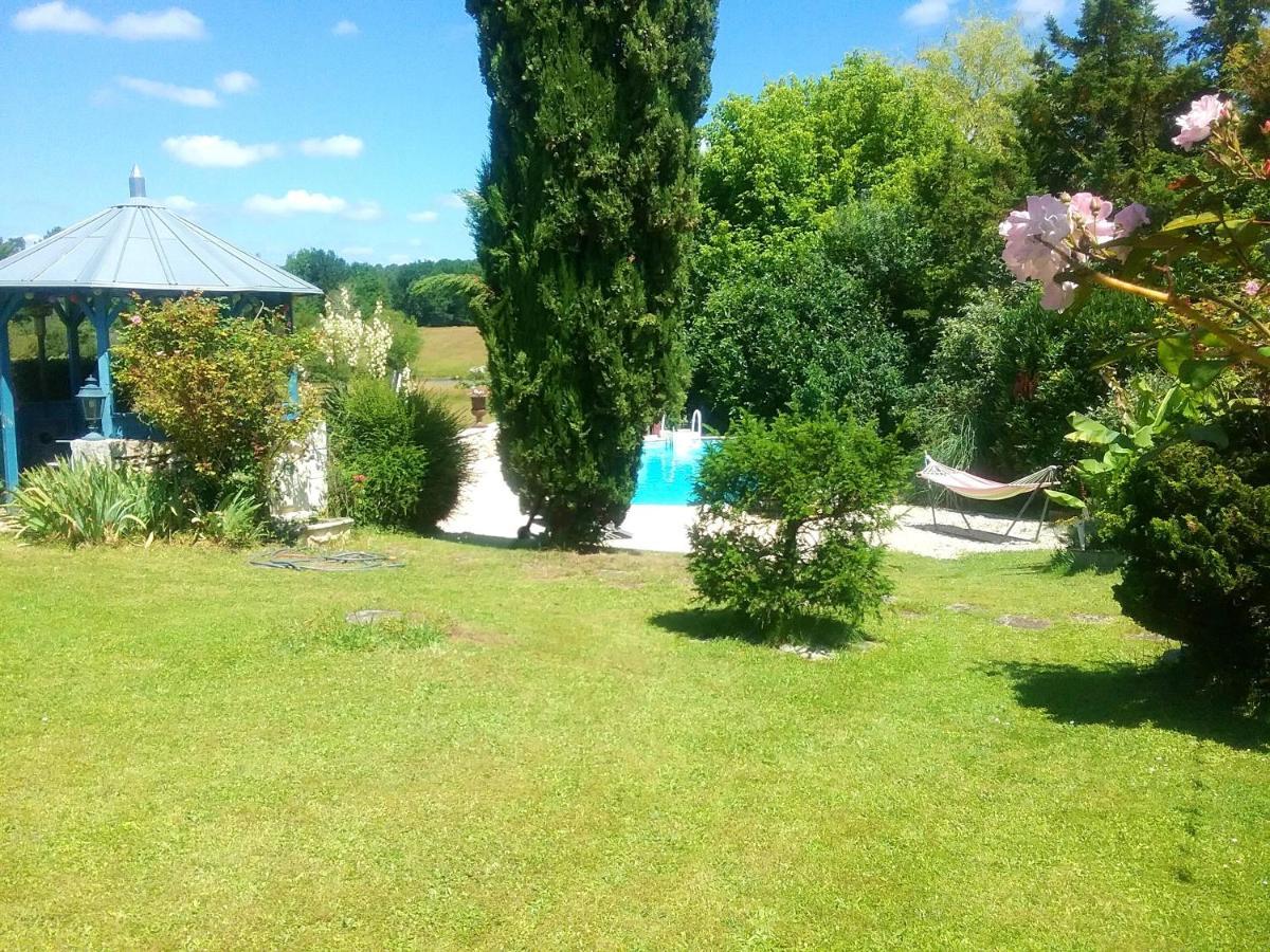 Villa Charmante A Bosset Avec Piscine Partagee Buitenkant foto