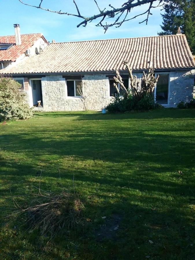 Villa Charmante A Bosset Avec Piscine Partagee Buitenkant foto