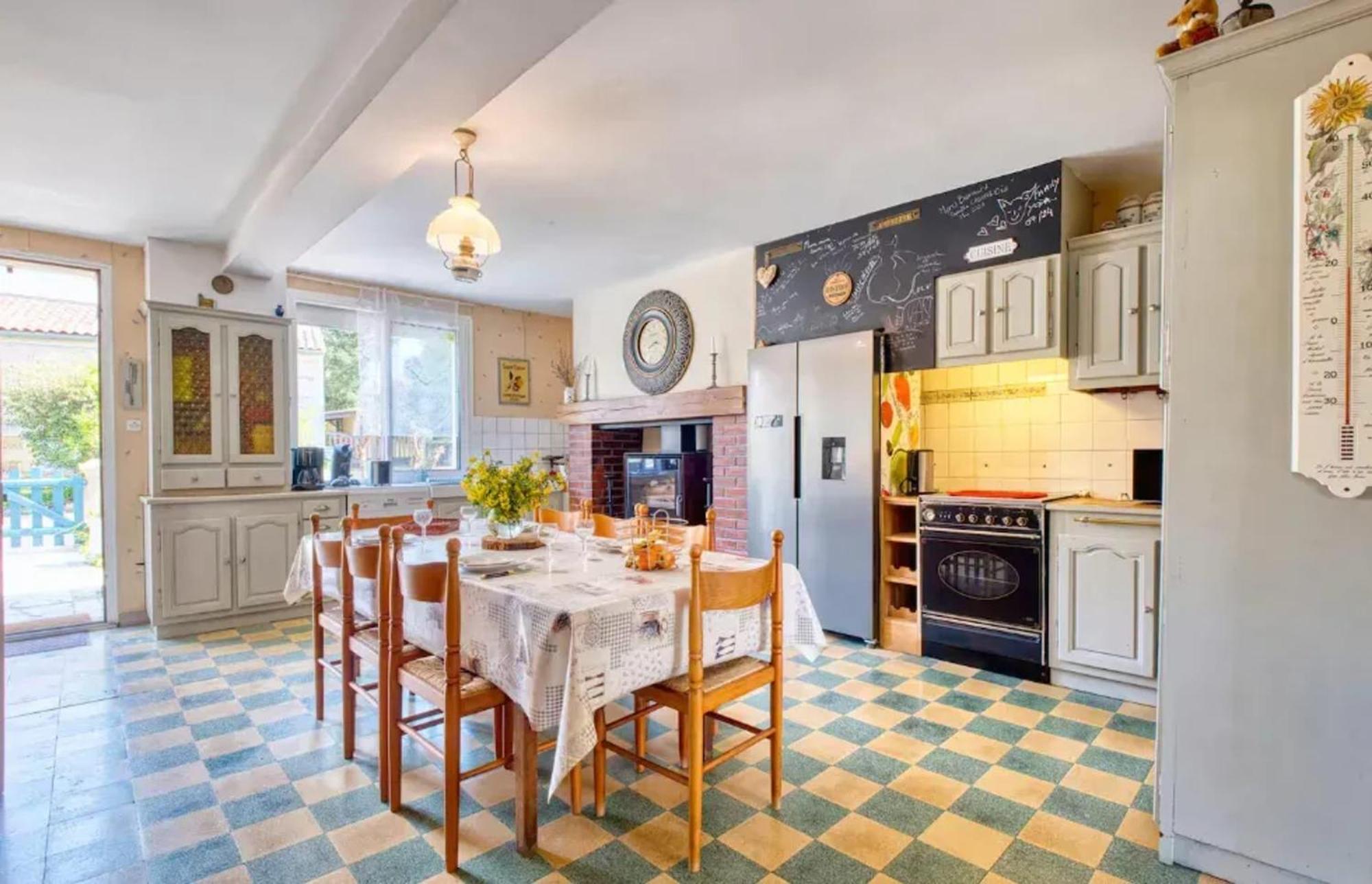 Villa Charmante A Bosset Avec Piscine Partagee Buitenkant foto